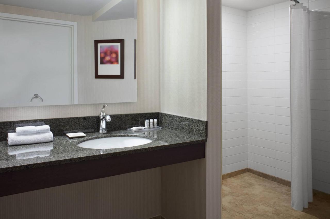 Delta Hotels By Marriott Beausejour Moncton Esterno foto